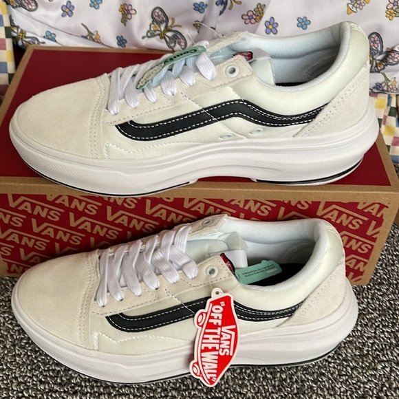 Vans WMNS Old Skool Over
White
VN0A7Q5EWHT
Platforms Sneakers - Picture 2 of 16